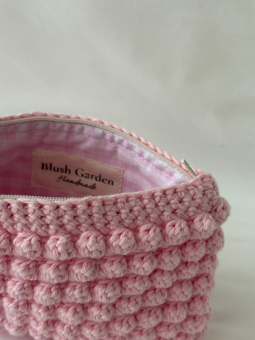 Pochette trousse de maquillage rose pastel en crochet fait main 100% coton et tissu vichy rose