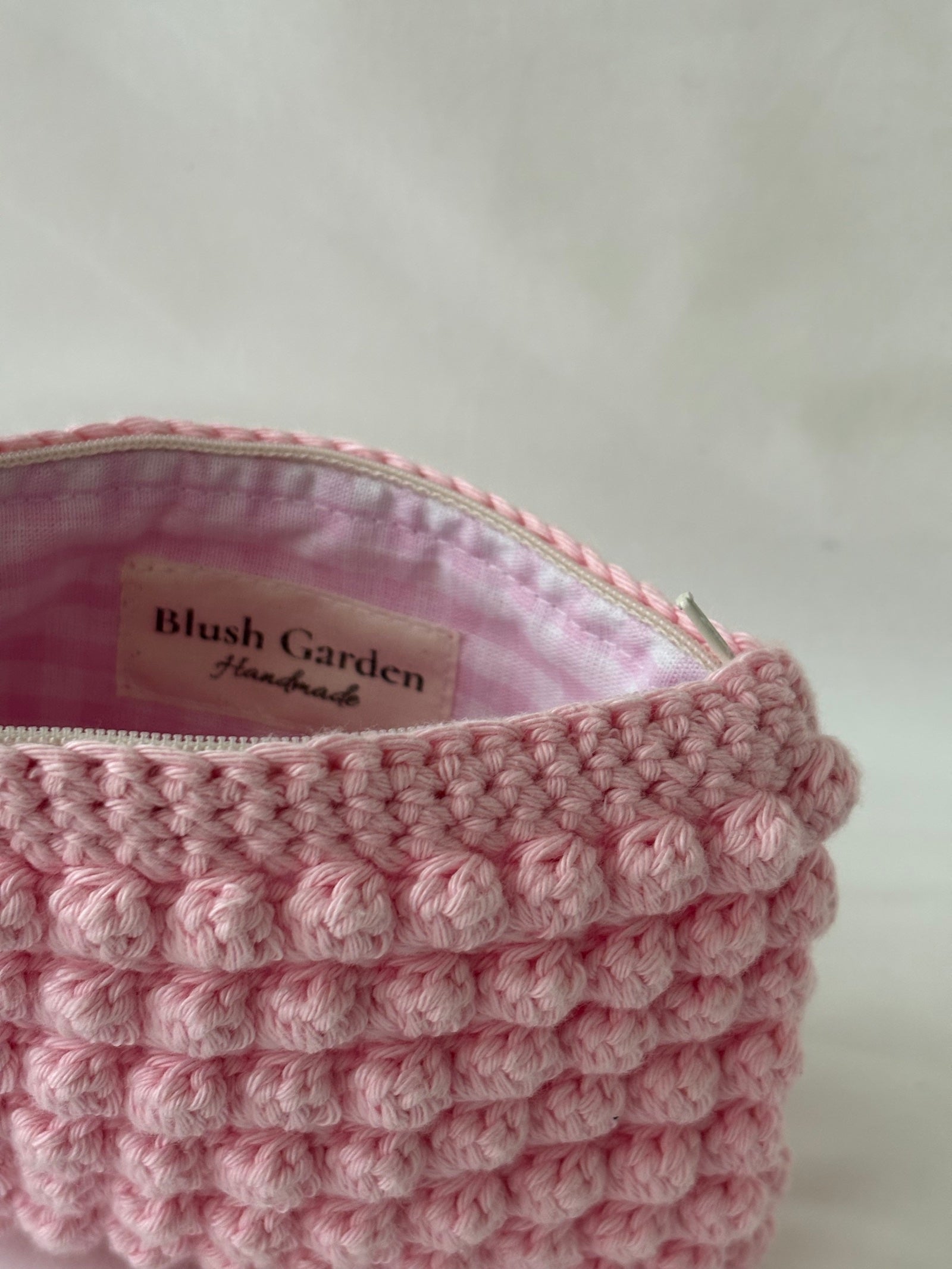 Pochette trousse de maquillage rose pastel en crochet fait main 100% coton et tissu vichy rose