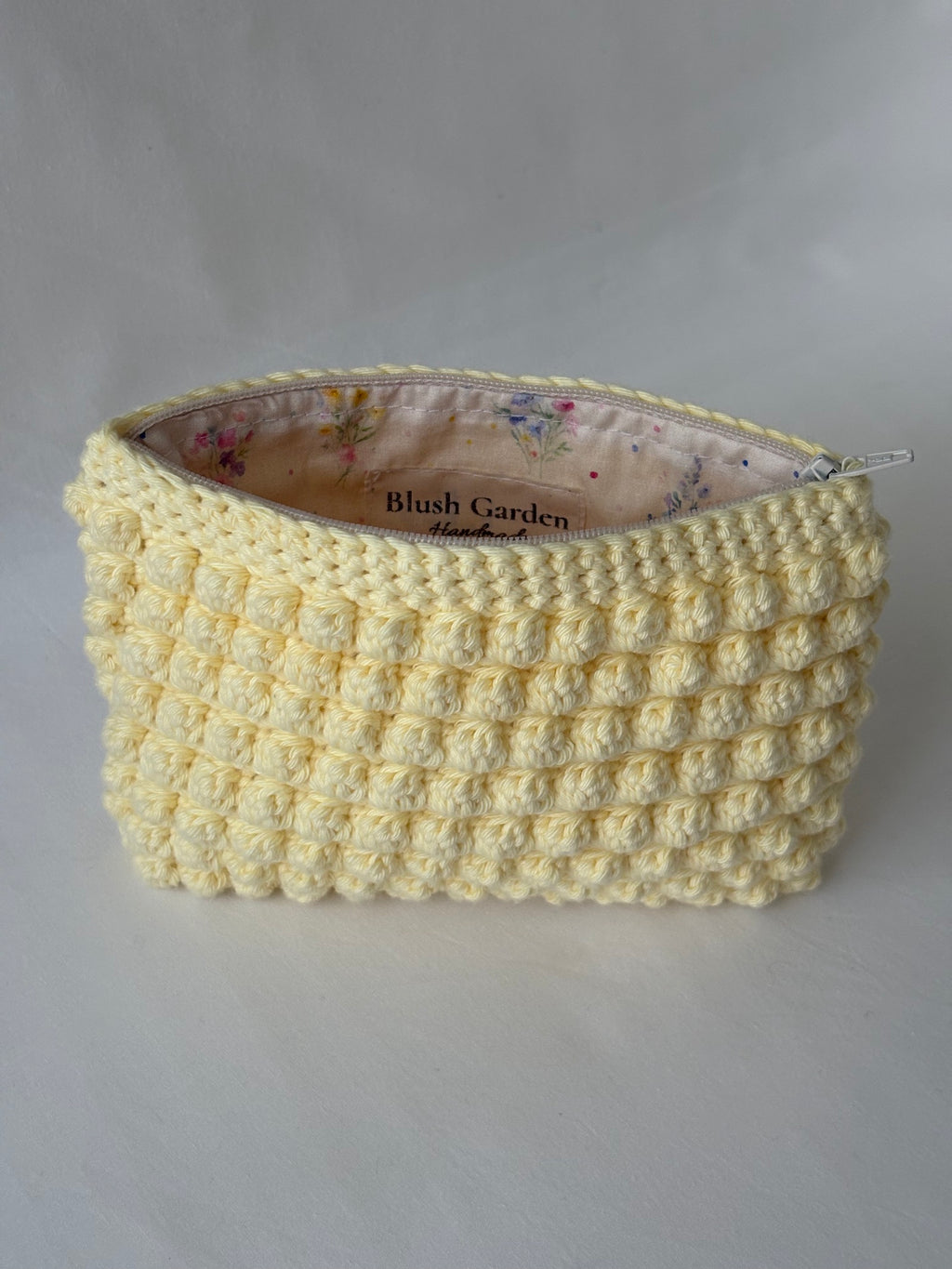 Pochette trousse de maquillage jaune pastel en crochet fait main 100% coton et tissu fleuri