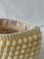 Pochette trousse de maquillage jaune pastel en crochet fait main 100% coton et tissu fleuri