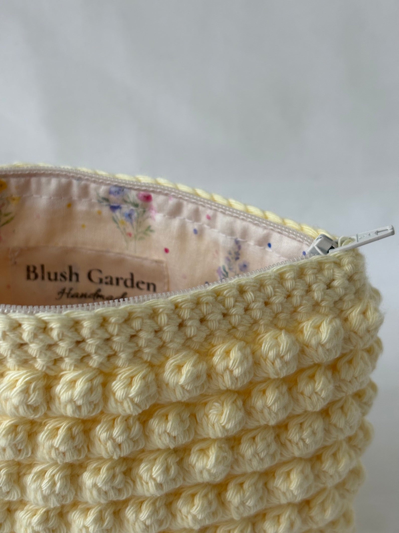 Pochette trousse de maquillage jaune pastel en crochet fait main 100% coton et tissu fleuri