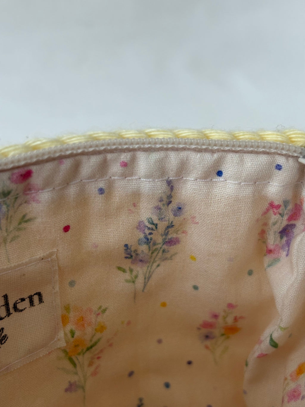Pochette trousse de maquillage jaune pastel en crochet fait main 100% coton et tissu fleuri