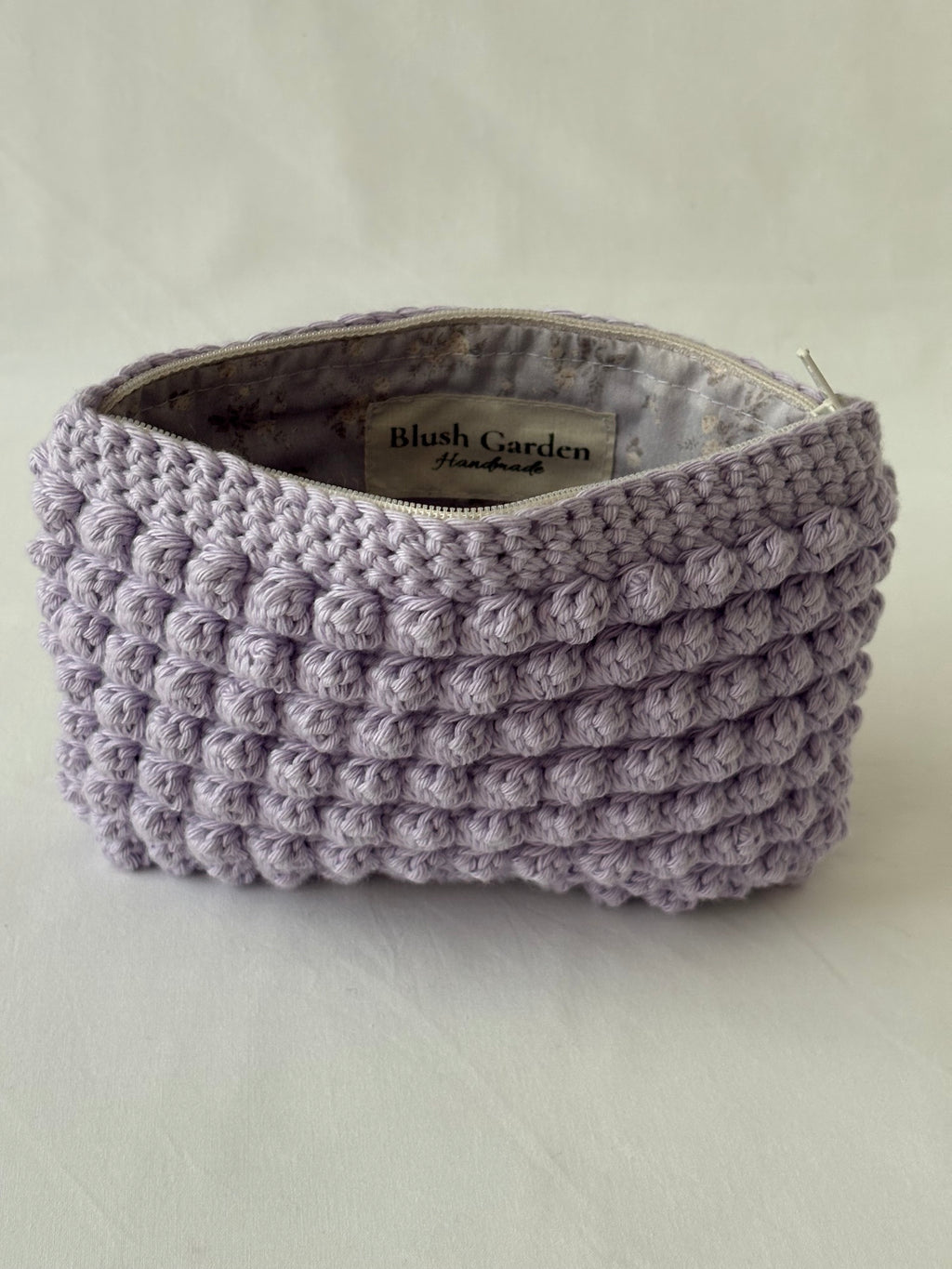 Pochette trousse de maquillage violet pastel lila en crochet fait main 100% coton et tissu fleuri