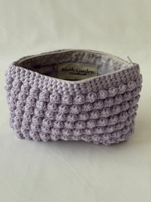 Pochette trousse de maquillage violet pastel lila en crochet fait main 100% coton et tissu fleuri