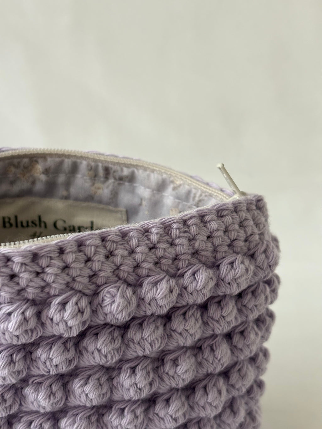 Pochette trousse de maquillage violet pastel lila en crochet fait main 100% coton et tissu fleuri