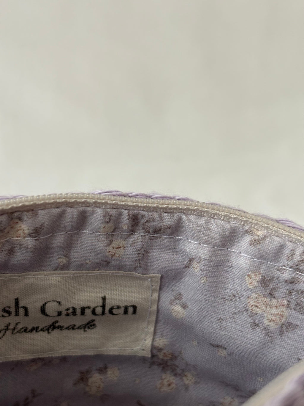 Pochette trousse de maquillage violet pastel lila en crochet fait main 100% coton et tissu fleuri