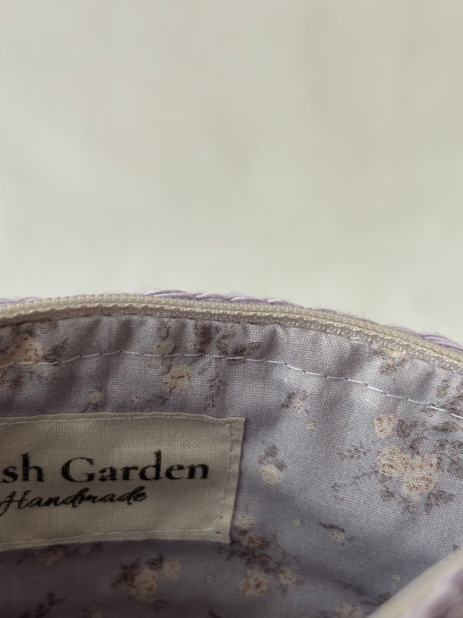 Pochette trousse de maquillage violet pastel lila en crochet fait main 100% coton et tissu fleuri