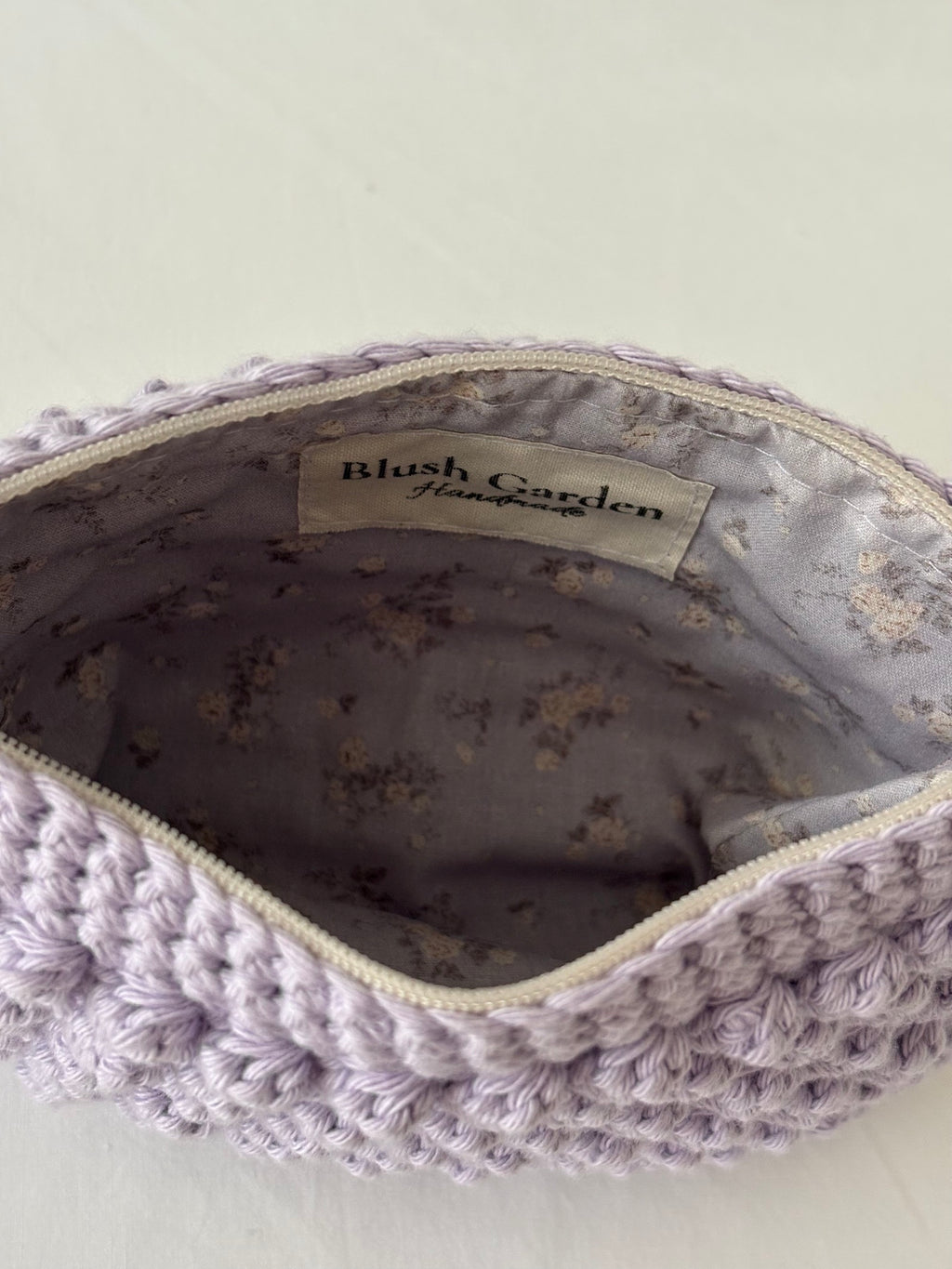 Pochette trousse de maquillage violet pastel lila en crochet fait main 100% coton et tissu fleuri