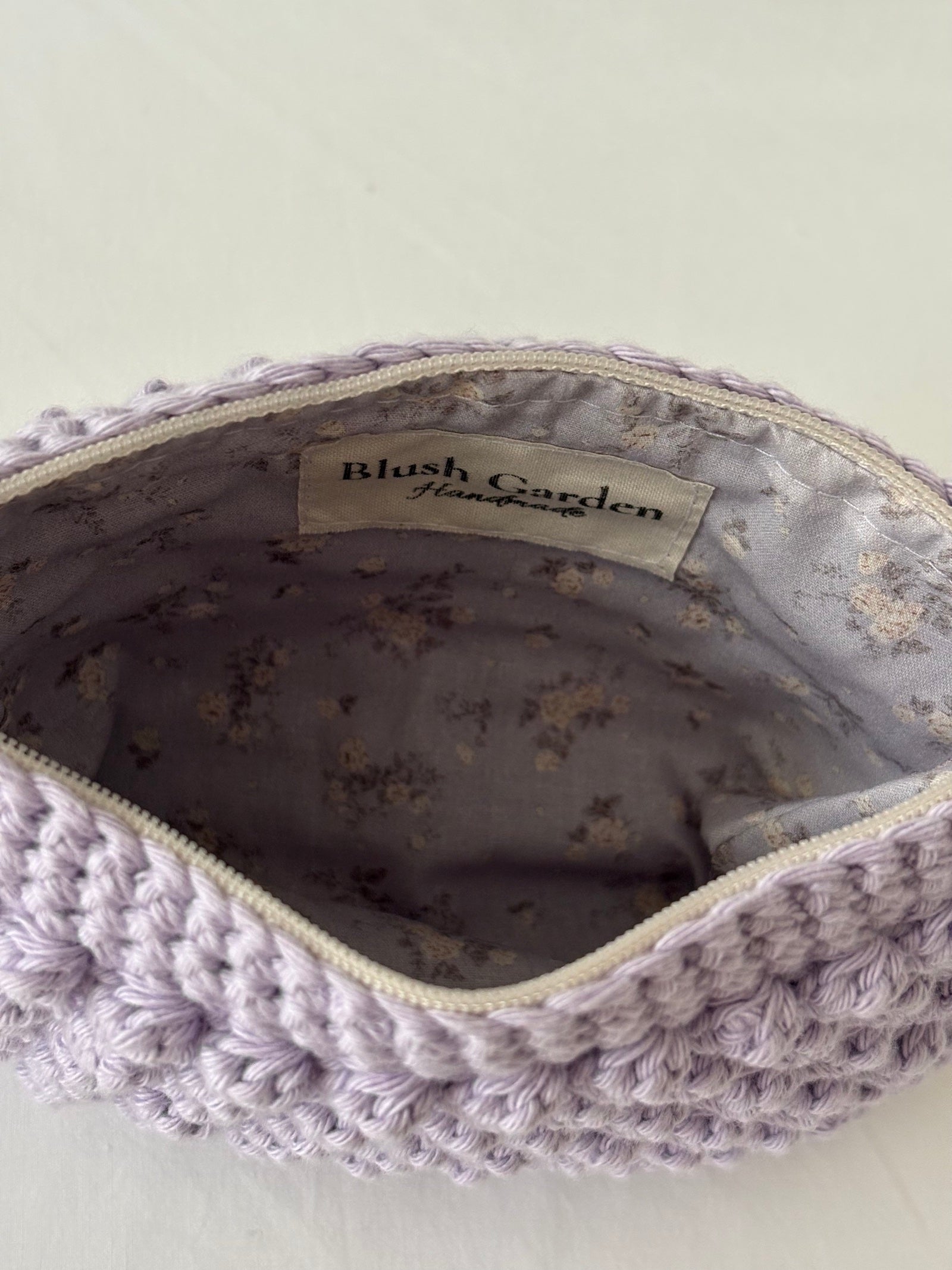 Pochette trousse de maquillage violet pastel lila en crochet fait main 100% coton et tissu fleuri