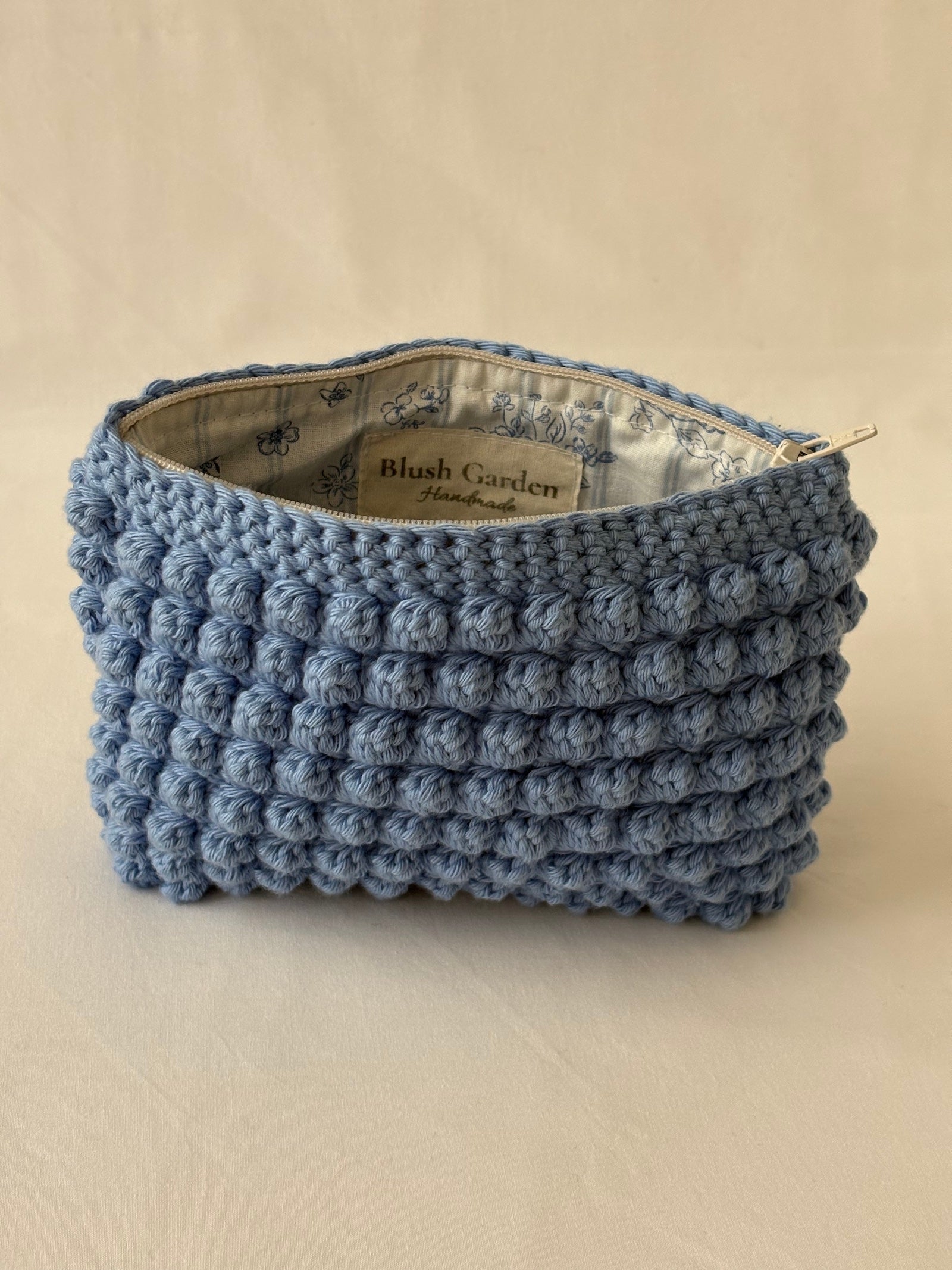 Pochette trousse de maquillage bleu en crochet fait main 100% coton et tissu fleuri