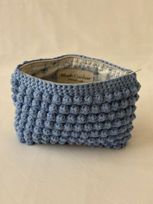 Pochette trousse de maquillage bleu en crochet fait main 100% coton et tissu fleuri