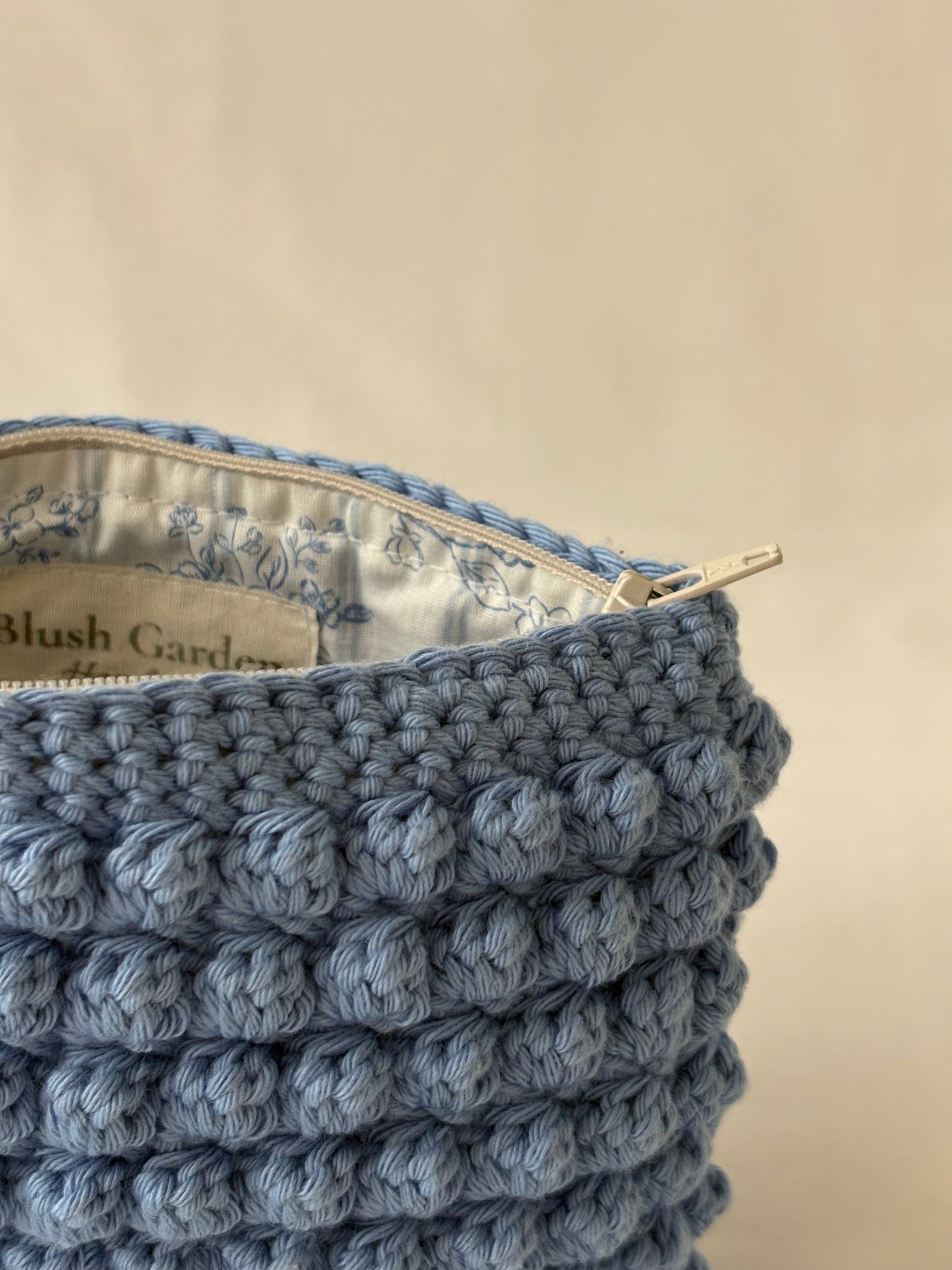 Pochette trousse de maquillage bleu en crochet fait main 100% coton et tissu fleuri