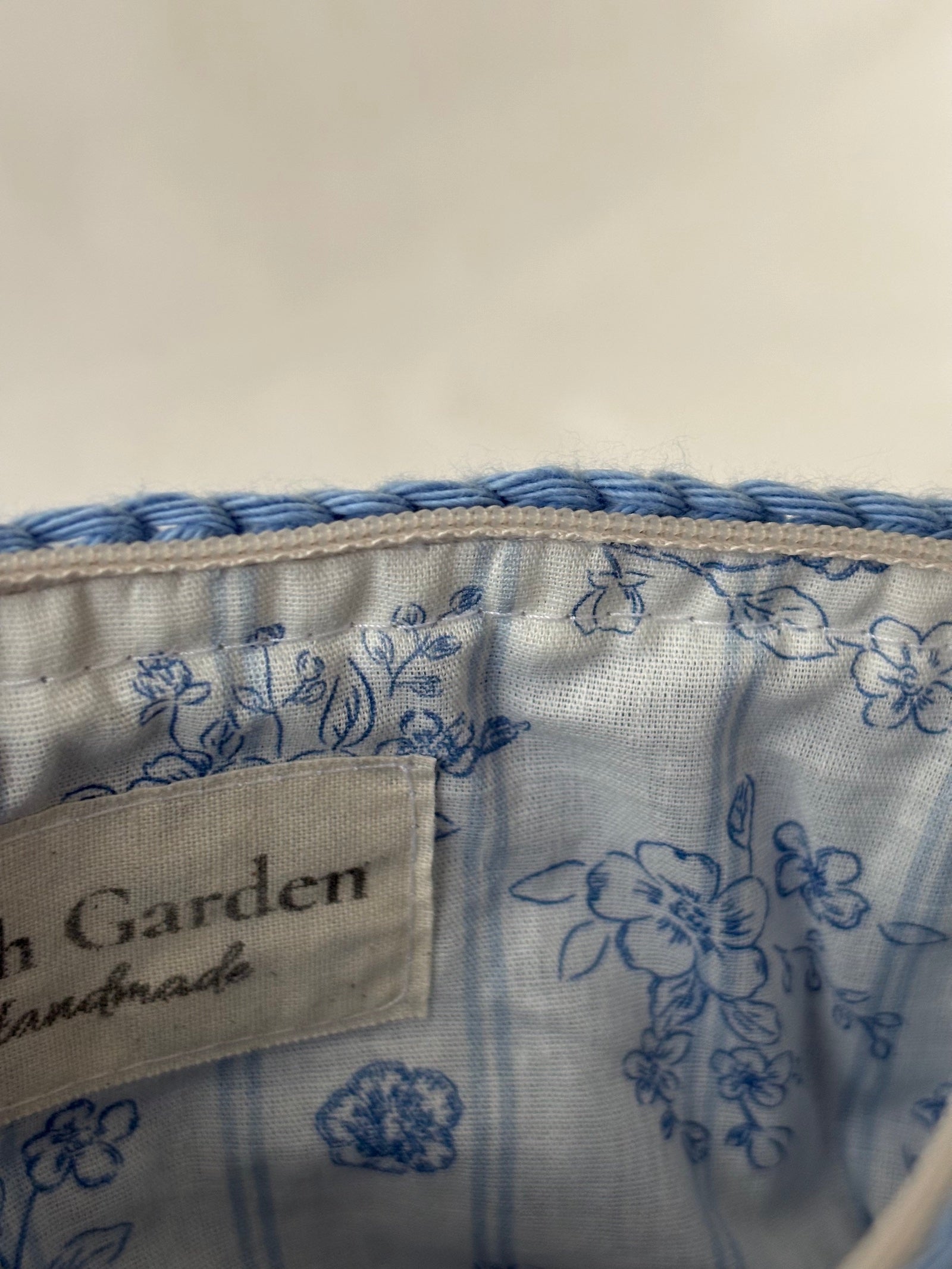 Pochette trousse de maquillage bleu en crochet fait main 100% coton et tissu fleuri