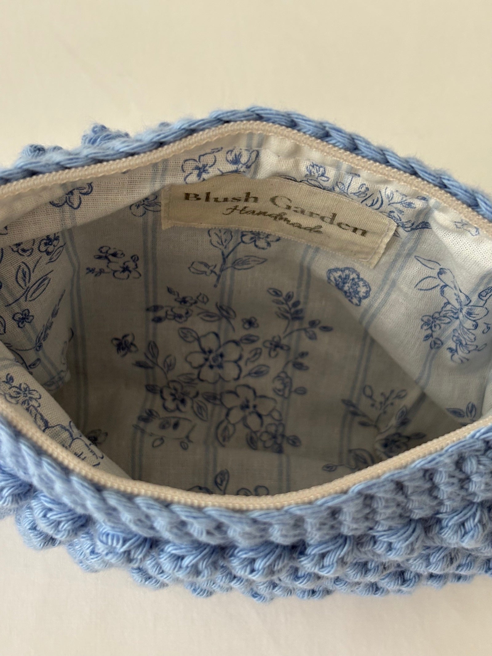 Pochette trousse de maquillage bleu en crochet fait main 100% coton et tissu fleuri