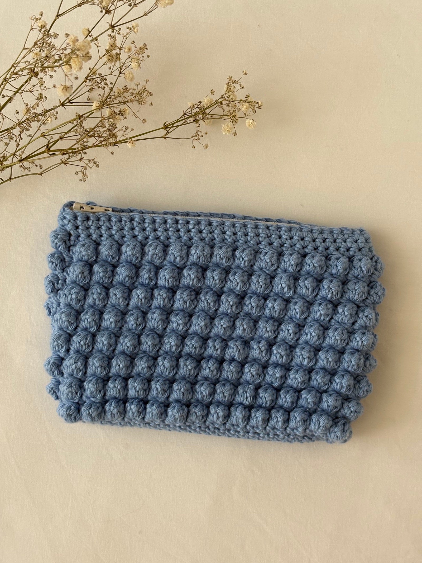 Pochette trousse de maquillage bleu en crochet fait main 100% coton 